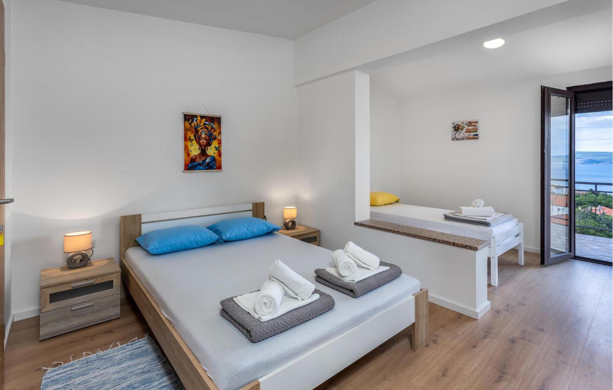 Three-Bedroom Apartment in Novi Vinodolski Buitenkant foto