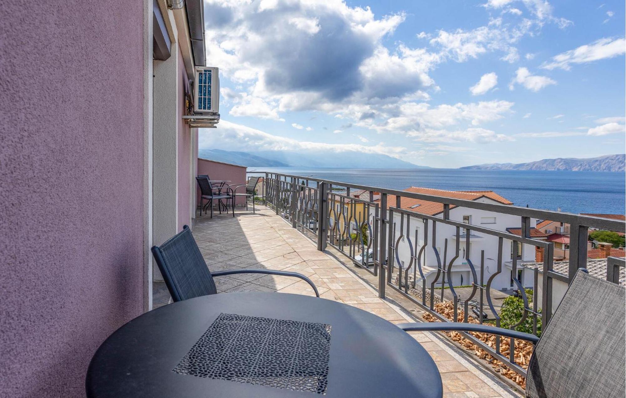 Three-Bedroom Apartment in Novi Vinodolski Buitenkant foto